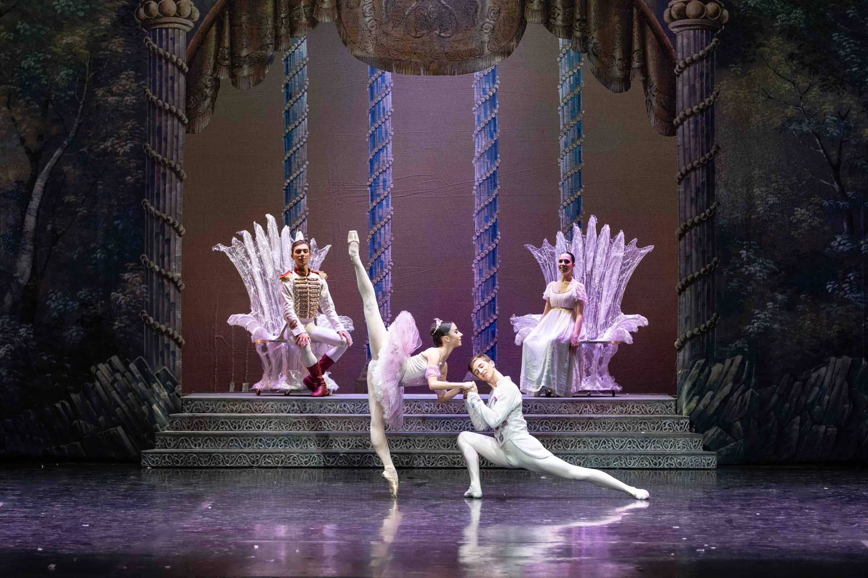 The final pas de deux before the thrones, ballerina in pink