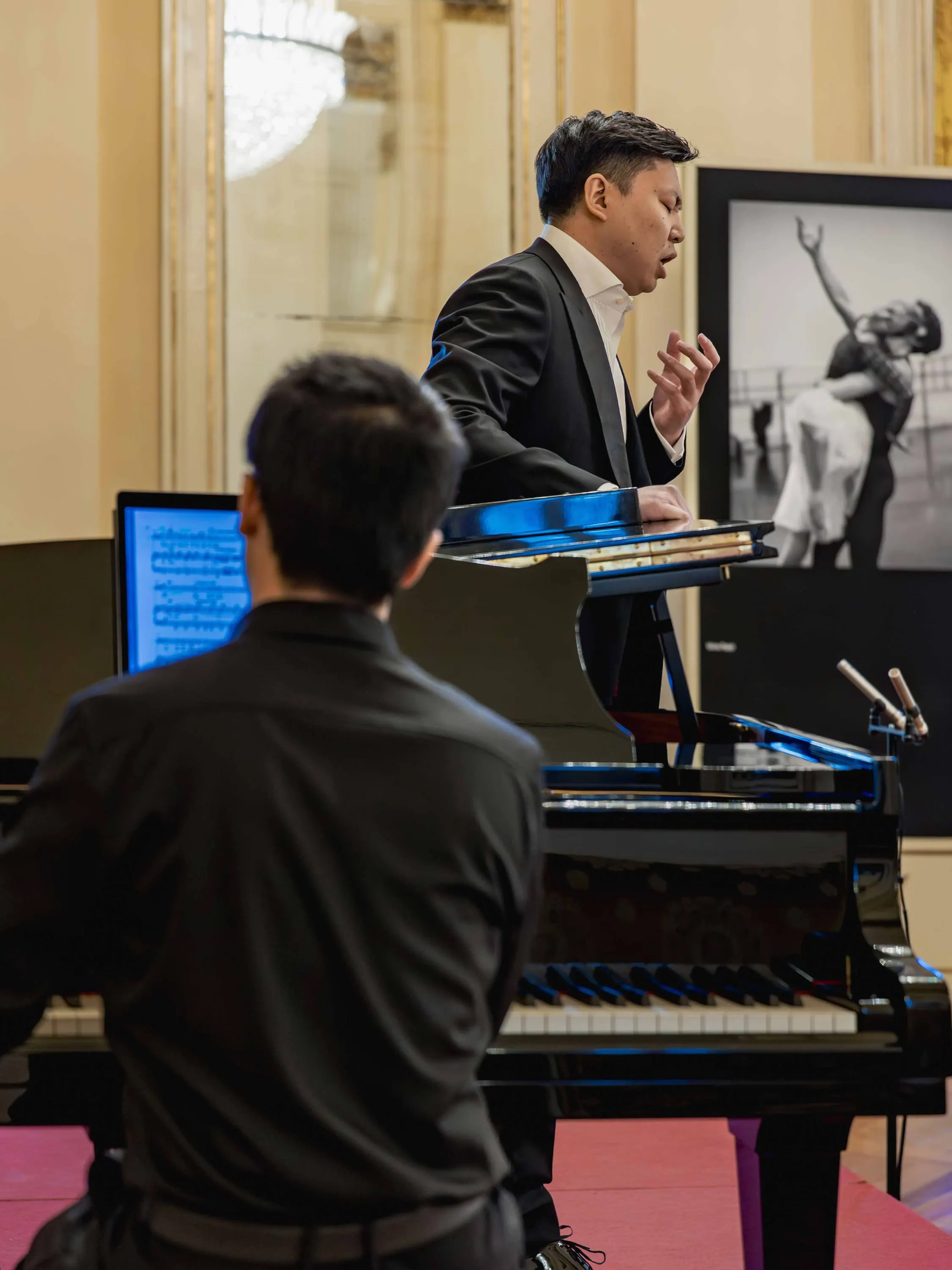 A pianist and a singer during the concert in the Ridotto